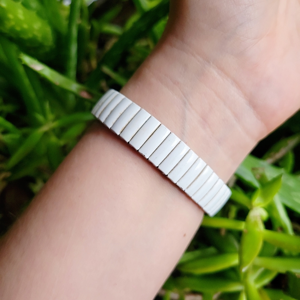 Vintage White Quartz Stretch Watch - Picture 7 of 8